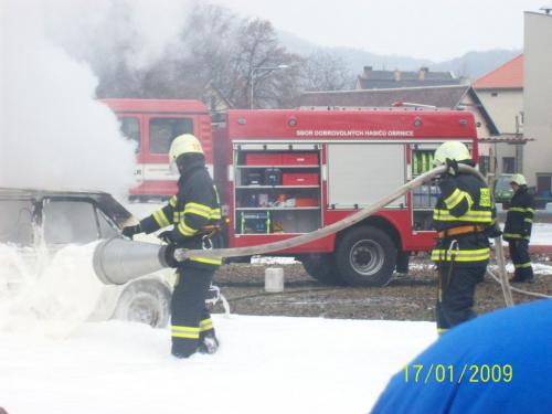 Předání vozu hasičům