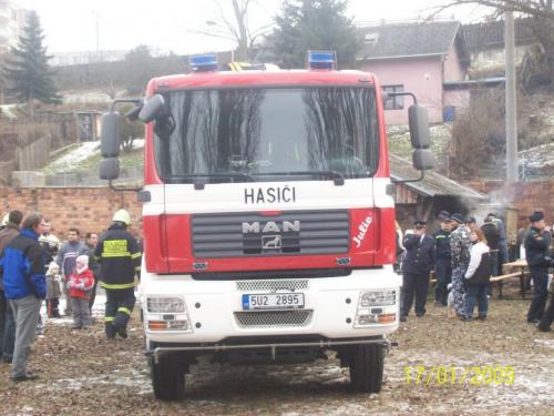 Předání vozu hasičům