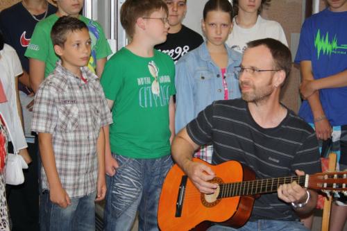 Pan učitel výtvarné výchovy doprovázel zpěv na&nbsp;kytaru